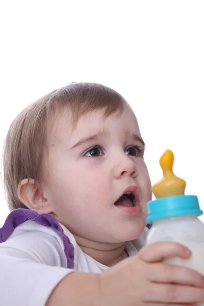 一个带着一瓶牛奶的婴儿 — 图库照片
