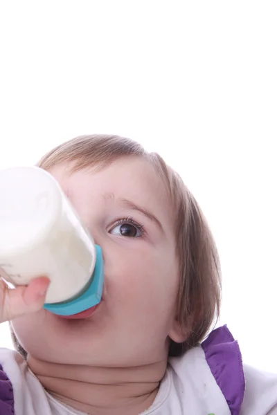 牛乳を１本持っている赤ん坊 — ストック写真