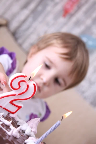 Pequeno bebê comemora seu aniversário — Fotografia de Stock