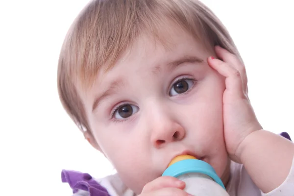 Un bebé con un biberón de leche —  Fotos de Stock