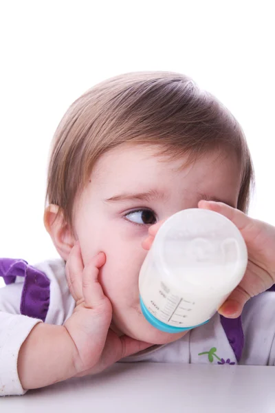 Un bébé avec une bouteille de lait — Photo