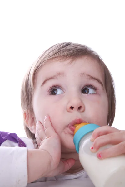 Dziecko z butelką mleka. — Zdjęcie stockowe