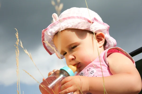 Dítě s lahví — Stock fotografie