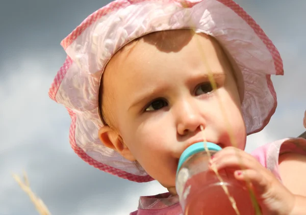 Ребенок с бутылкой — стоковое фото