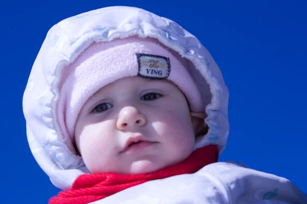 Baby op sneeuw — Stockfoto