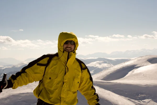 Skifahrer auf hohem Berg — Stockfoto