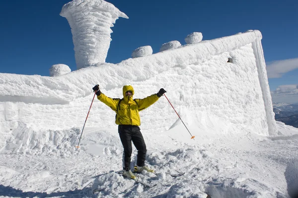 Skifahrer auf hohem Berg — Stockfoto