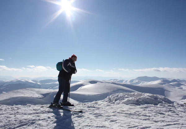 Esquiador en alta montaña — Foto de Stock