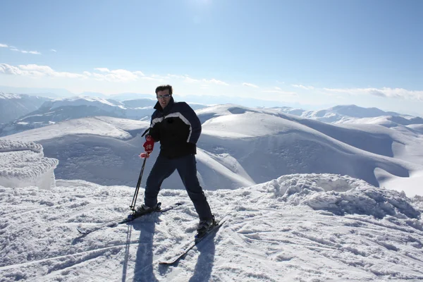 Esquiador en alta montaña — Foto de Stock