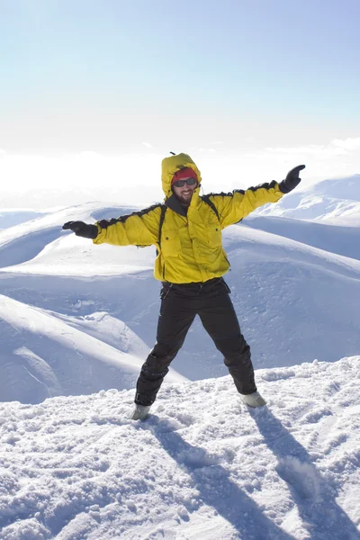 Kayakçı yüksek dağ — Stok fotoğraf