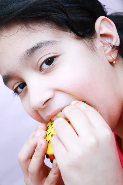 Kleines Mädchen isst — Stockfoto