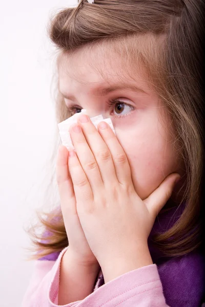 Mała dziewczynka dmucha w nos — Zdjęcie stockowe