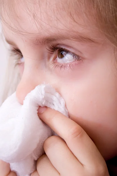 Mała dziewczynka dmucha w nos — Zdjęcie stockowe