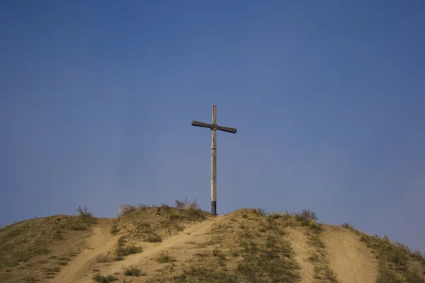 Деревянный крест на холме — стоковое фото