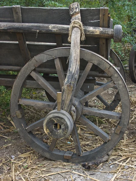오래 된 나무 바퀴 — 스톡 사진