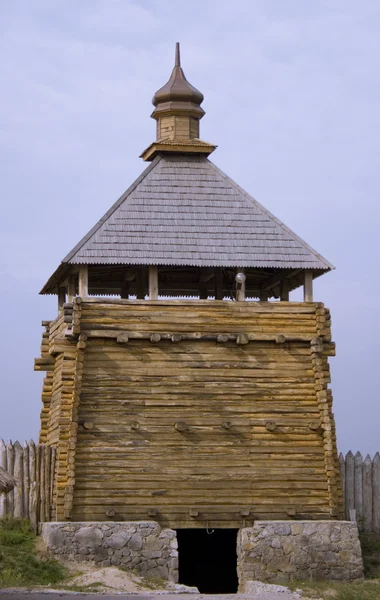 Oude defensieve houten toren — Stockfoto