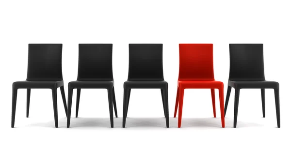 Rode stoel onder zwarte stoelen geïsoleerd — Stockfoto