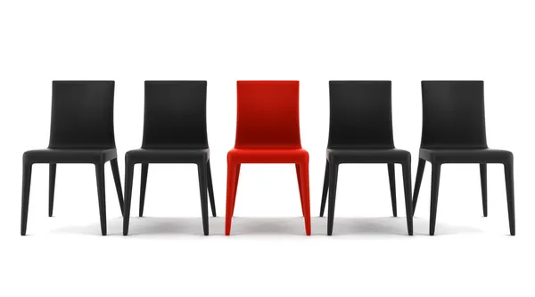 Rode stoel onder zwarte stoelen geïsoleerd — Stockfoto