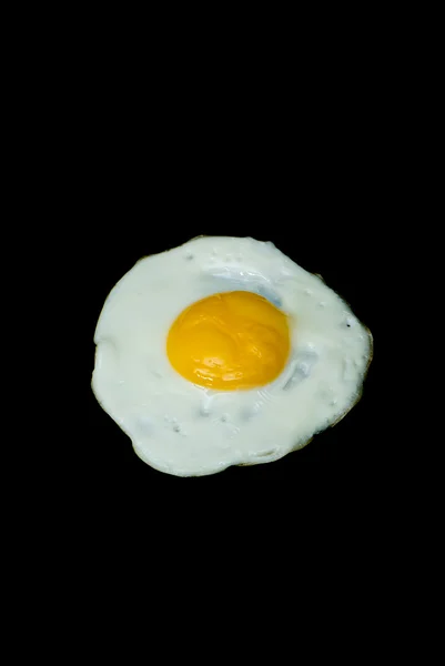 在黑色背景上煎的鸡蛋 — 图库照片