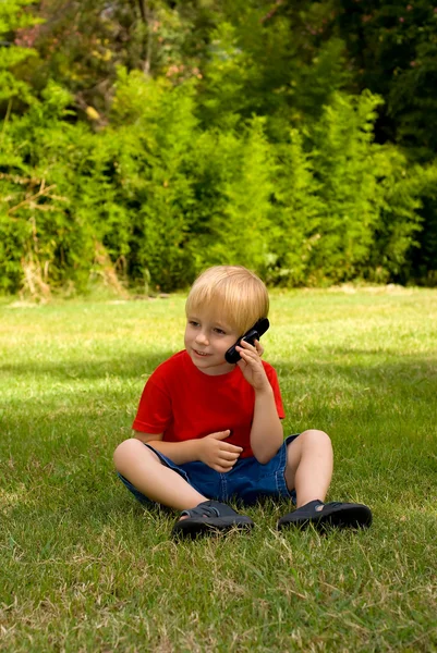 Lycklig pojke med mobiltelefon — Stockfoto