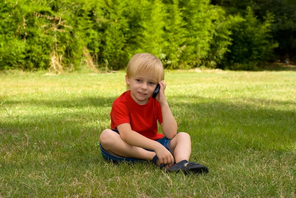 Счастливый мальчик с мобильным телефоном — стоковое фото