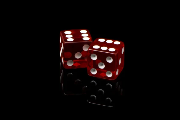 Würfelspiel auf schwarzem Hintergrund — Stockfoto