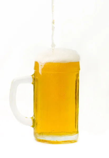 Taza de cerveza sobre fondo blanco — Foto de Stock