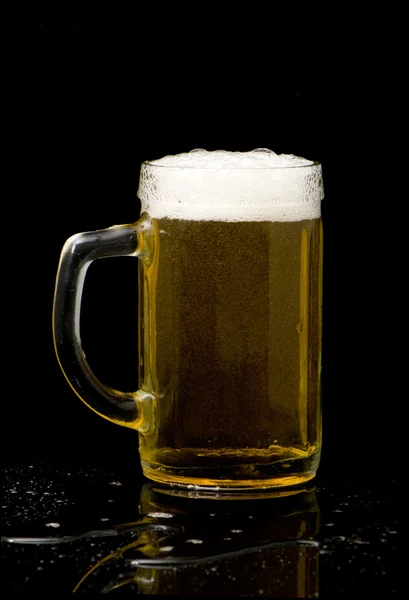 Bierkrug auf schwarzem Hintergrund — Stockfoto