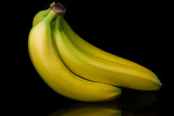 在黑色背景上的香蕉 — 图库照片
