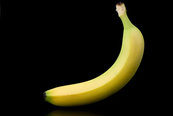 在黑色背景上的一个香蕉 — 图库照片