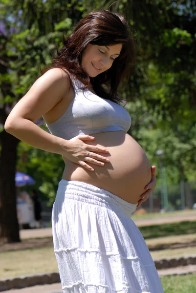 La mujer embarazada en el parque —  Fotos de Stock