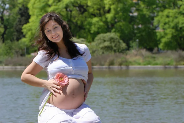 Beyaz hamile mutlu bir genç kadın — Stok fotoğraf