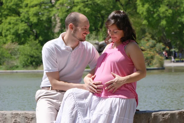 Красивая беременная женщина и ее муж — стоковое фото