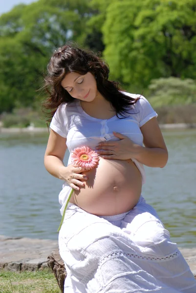 Беременная счастливая молодая женщина в белом — стоковое фото