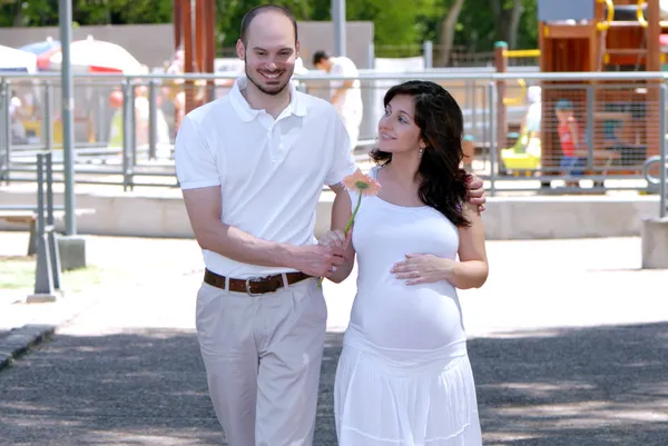 Красивая беременная женщина и ее муж — стоковое фото