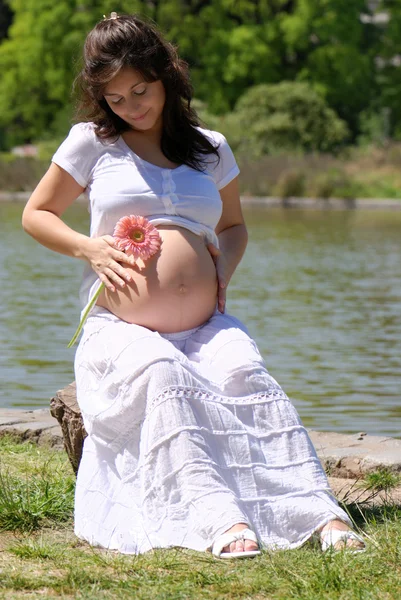 Εγκυμονούσα ευτυχισμένη γυναίκα σε άσπρο — Φωτογραφία Αρχείου