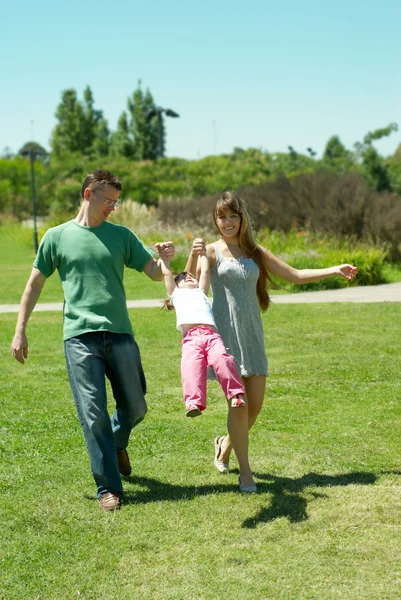 在公园里散步的幸福家庭 — 图库照片