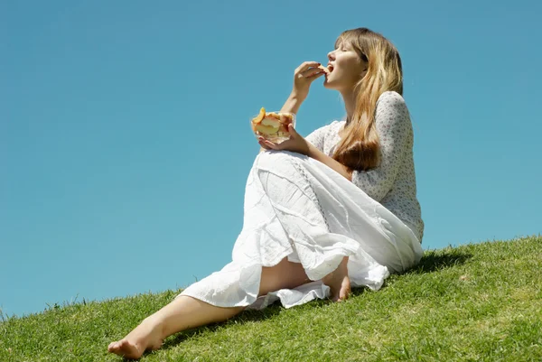 Дівчина з фруктовим салатом на відкритому повітрі — стокове фото