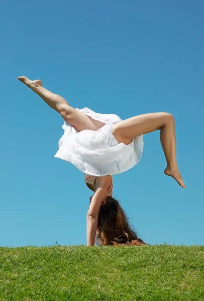 Akrobatik hareket — Stok fotoğraf