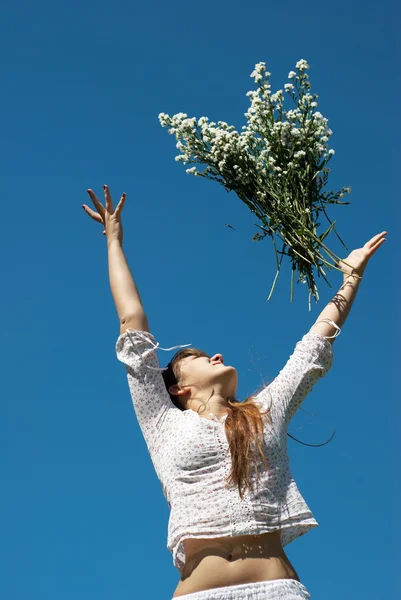 Девушка бросает букет цветов — стоковое фото