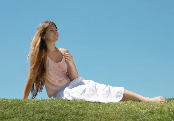 A jovem menina feliz ao ar livre — Fotografia de Stock