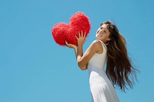 Девушка с сердцем в День Святого Валентина — стоковое фото