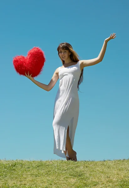Dívka se srdcem v den svatého Valentýna — Stock fotografie