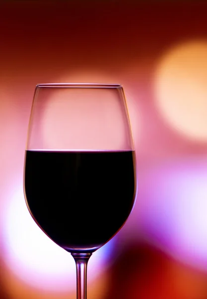 Kieliszek do wina czerwonego na jasnym tle — Zdjęcie stockowe