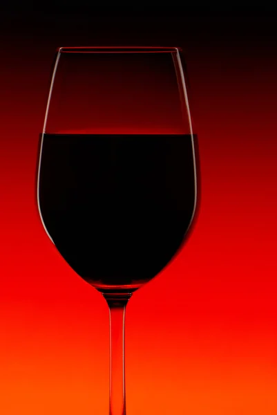 Copa de vino tinto sobre un fondo brillante — Foto de Stock