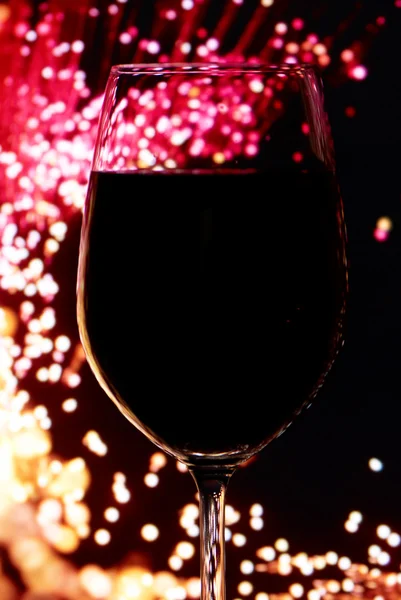 Copa de vino tinto sobre un fondo brillante —  Fotos de Stock