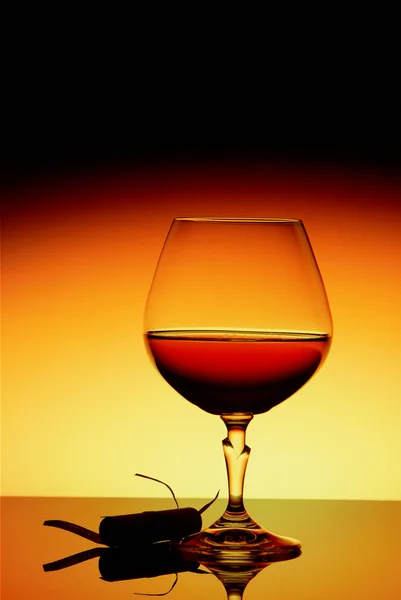 明るい背景に強い酒 — ストック写真