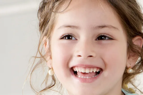 Glad liten tjej. porträtt — Stockfoto