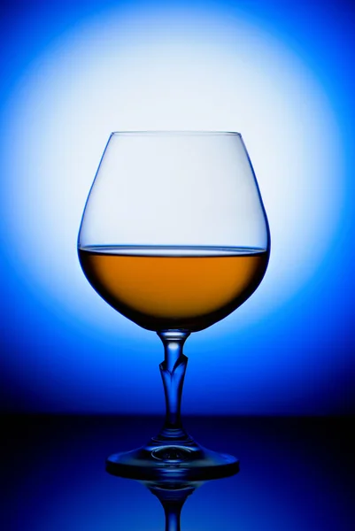 Bebida fuerte sobre un fondo azul — Stok fotoğraf