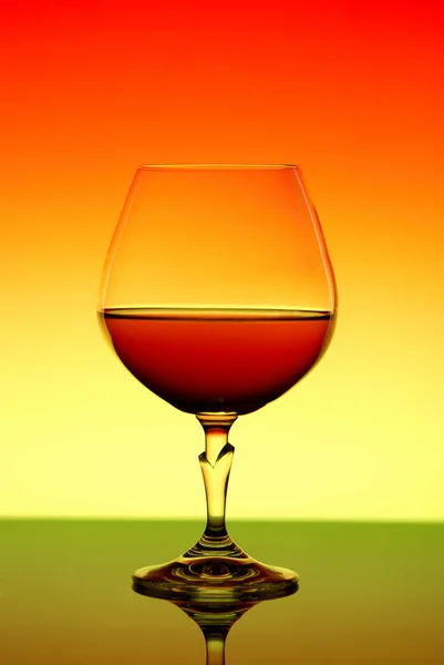 Bebida forte em um fundo brilhante — Fotografia de Stock